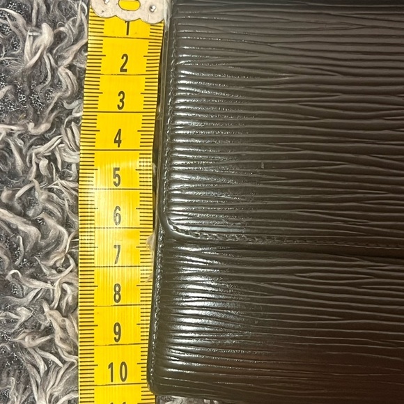 LV Epi Wallet 🖤 Vintage - Picture 8 of 9